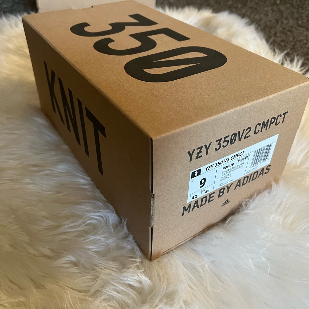 Empty Yeezy 350 V2 compact shoebox